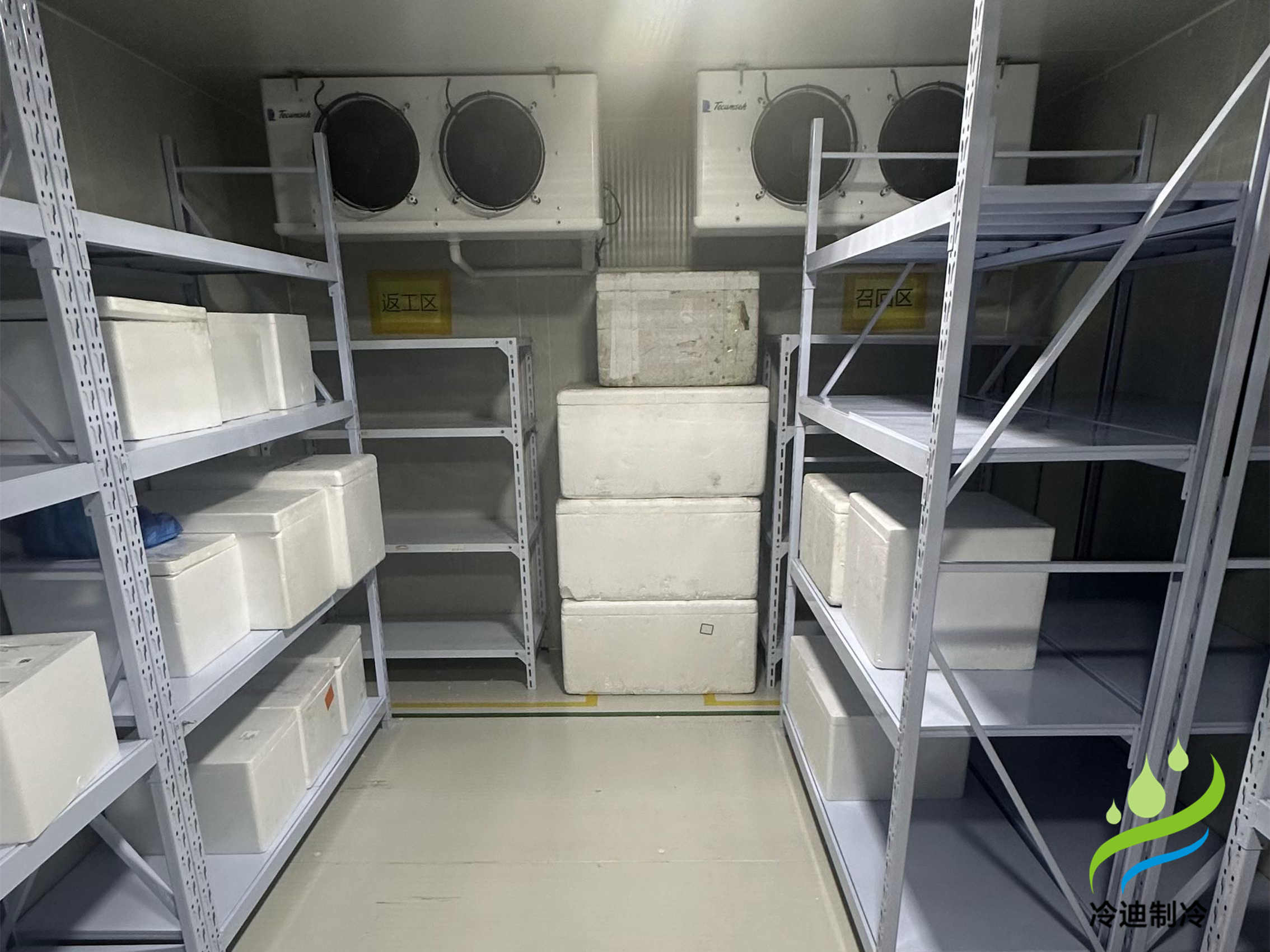 花3萬元可以建造20-30平方的果蔬保鮮冷庫，10-20平方的-18℃冷凍庫，10-30平方的食品恒溫冷庫，20立方標(biāo)準(zhǔn)醫(yī)藥冷庫。配置采用六面體設(shè)計，聚氨酯保溫板搭建庫體，內(nèi)置吊頂式冷風(fēng)機(jī)，搭配艾默生谷輪機(jī)組，新亞洲智能節(jié)能電控箱，手動半埋門，搭配風(fēng)幕機(jī)，此類配置是比較常見，也是較為穩(wěn)定的，小型冷庫可以訂制移動款，集裝箱或活動式，全國乃至國外均可發(fā)貨。